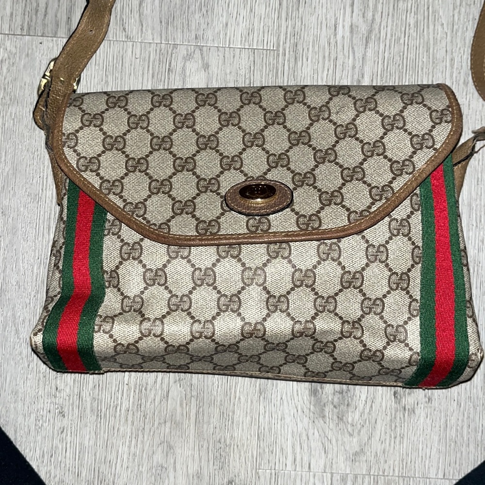 Vintage Gucci cross body.